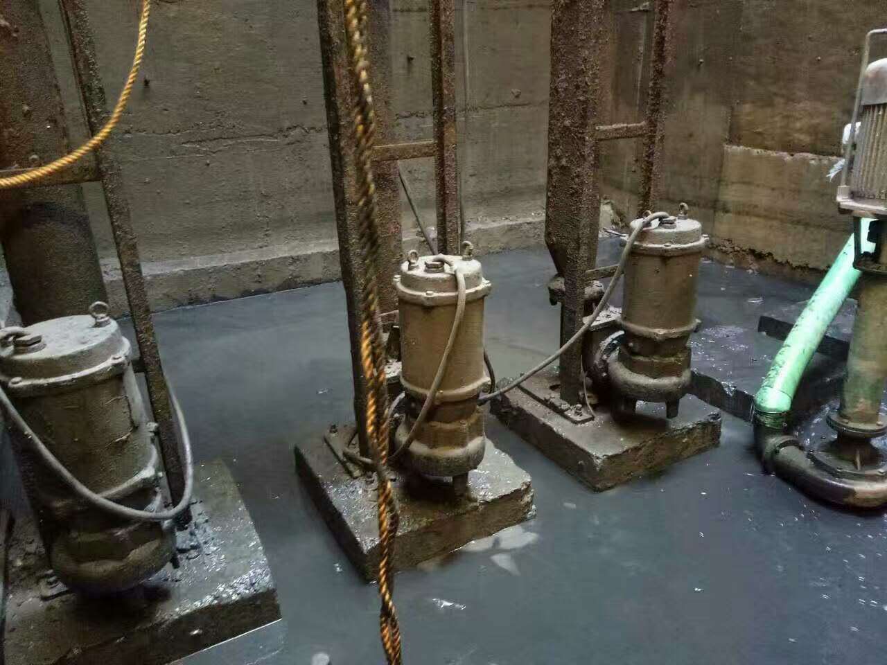 衢江污水池清理