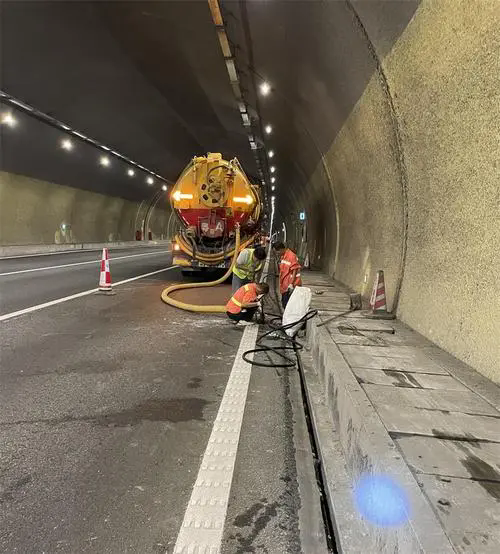 衢江隧道排水渠清淤